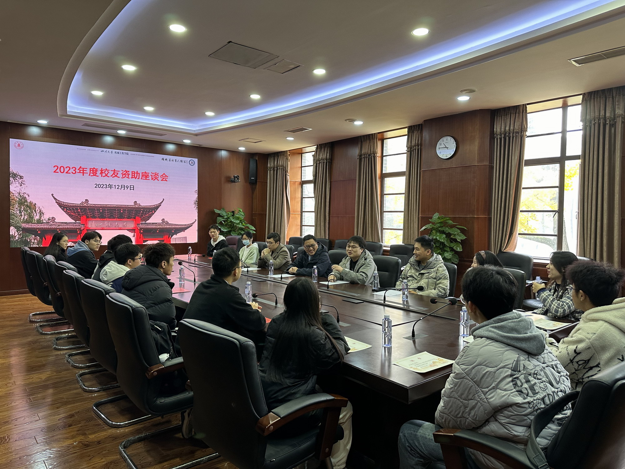 >/学工天地>/正文>倪胜巧向在座的老师同学介绍了本次参会韦康,黄源